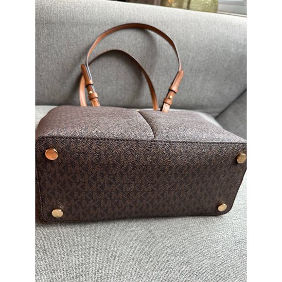 Michael Kors Outlet Jet Set Medium Logo Pocket Tote Bag Logo Brown Corn - Picture 3 of 16